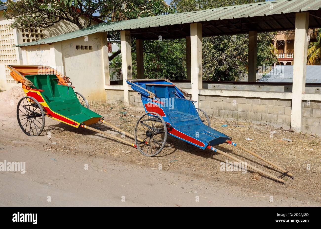 Gezogen Rikscha in der Straße Nord-Madagaskars. Rikschas mit menschlicher Energie sind in vielen Ländern Transportmittel. Stockfoto