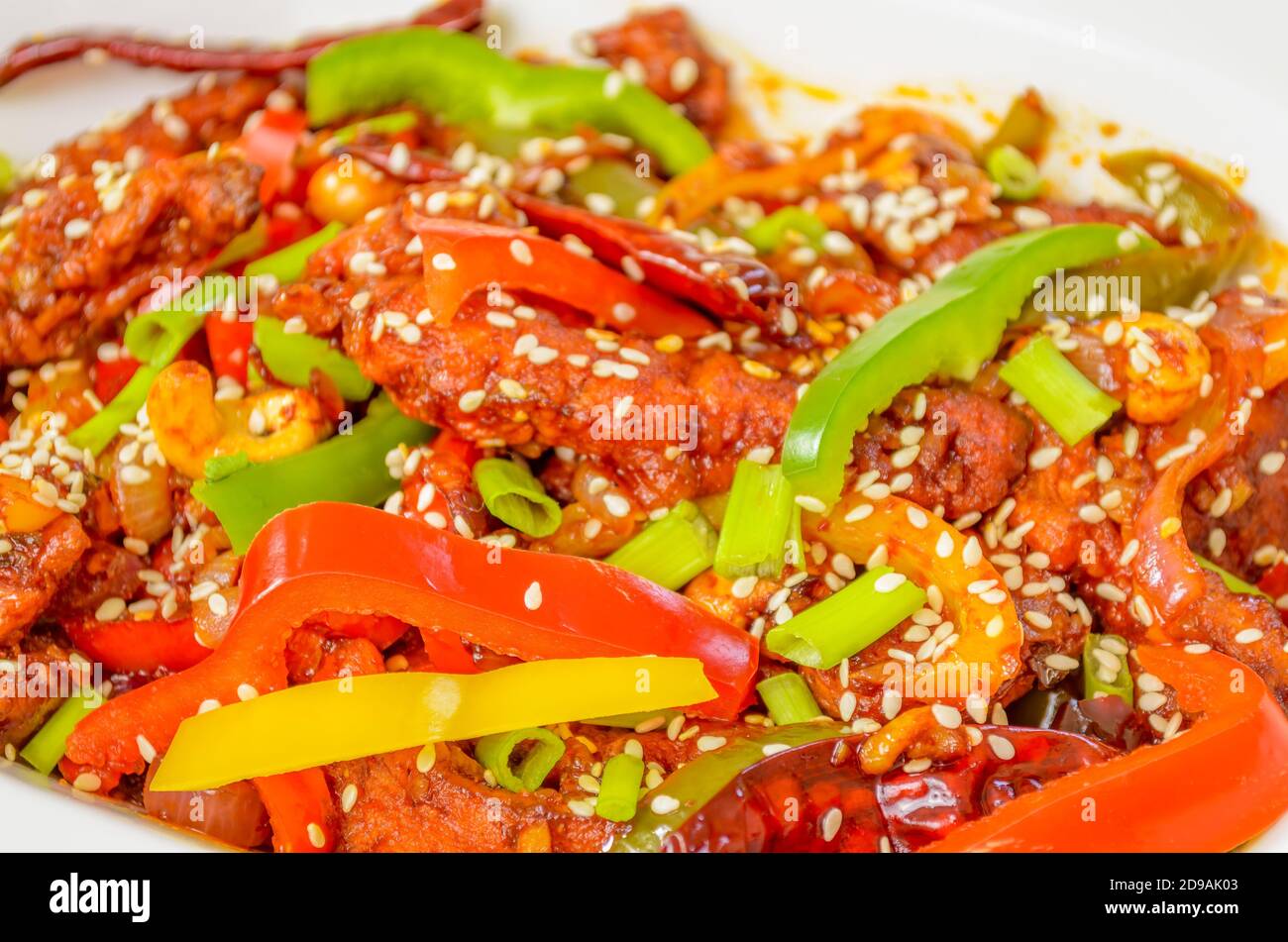 Nahaufnahme von chinesischem Gericht, hausgemachtes Dragon Chicken mit Paprika in einer Schüssel. Food Fotografie Hintergrund. Stockfoto