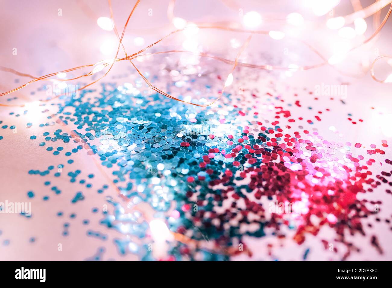 Rosa und blau funkelt und leuchtet auf dem rosa Hintergrund. Stockfoto