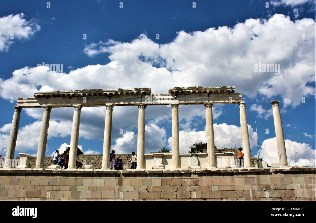 Theater von Dionysos, Pergamontal und Pergamonbibliothek. Akropolis antike Stadt und Theater. izmir, Türkei Stockfoto