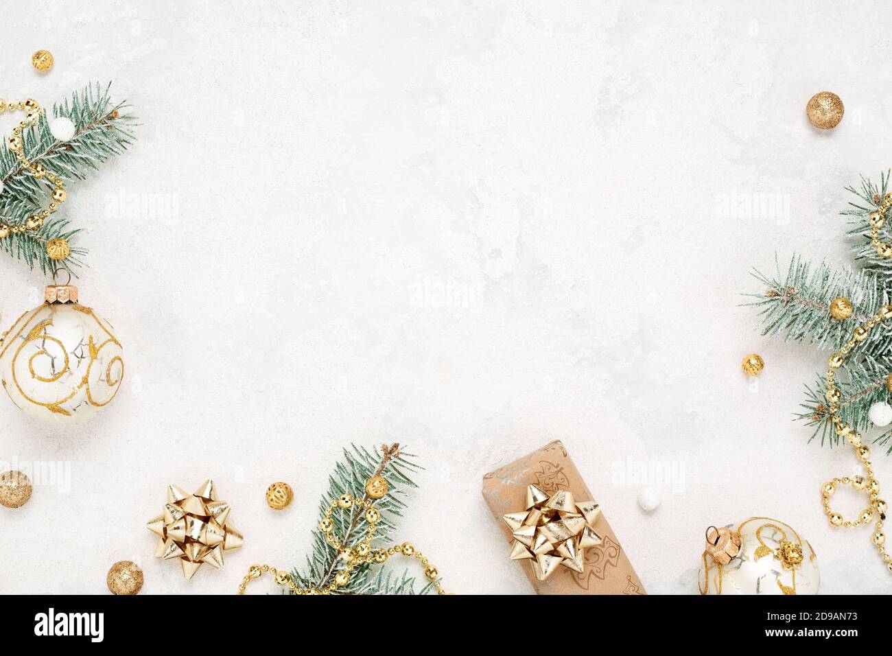 Weihnachtliche Stimmung Grenze von Geschenk, grün und Gold Dekorationen auf weißem Hintergrund. Stockfoto