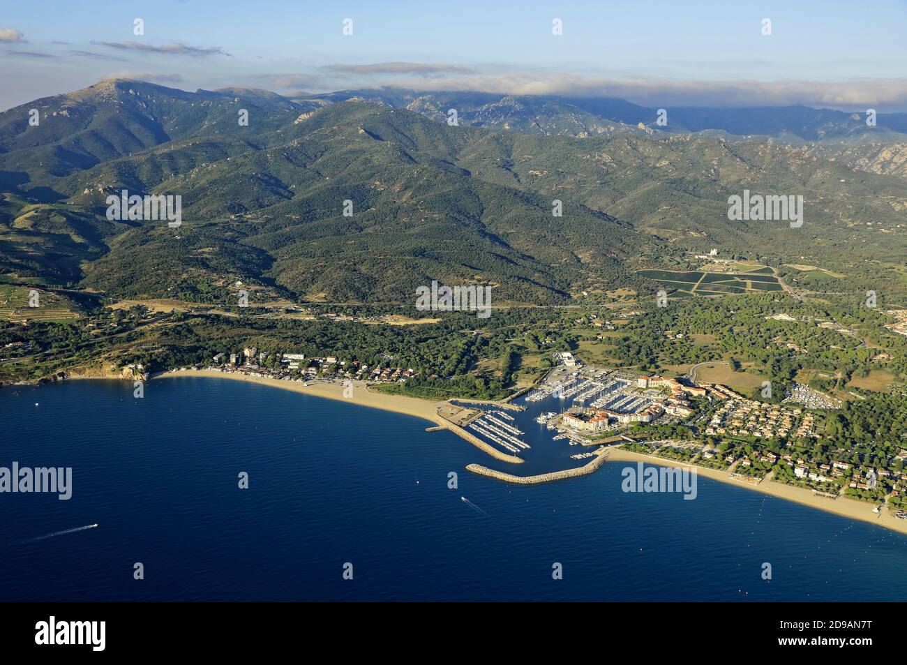 Pyrenees-Orientales (östliche Pyrenäen, Südfrankreich): Luftaufnahme von Argeles-sur-Mer und seinem Strand am Fuße des Alberes-Gebirges Stockfoto