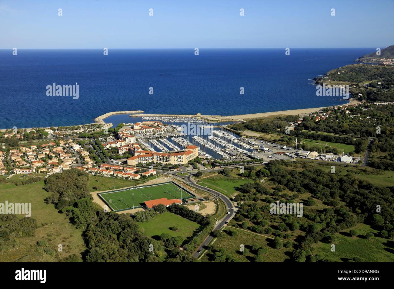 Pyrenees-Orientales (östliche Pyrenäen, Südfrankreich): Luftaufnahme des neuen Eric Cantona Stadions und des Yachthafens Stockfoto