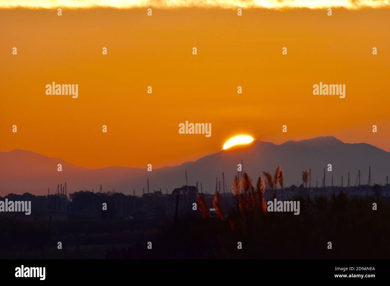 Ein sehr beeindruckender Sonnenaufgang auf den Hügeln in der Nähe von Rom, Italien. Schöne natürliche Farben und Licht. Nicht phshop. Man sieht die obere Grenze einer Dunstschicht. Stockfoto