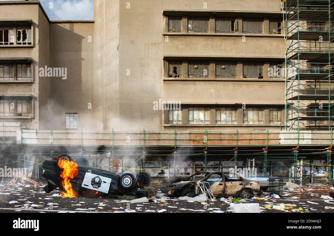 Amerikanische Unruhen und Proteste verursachen Vandalismus, Plünderung und Zerstörung, Aufstandskonzept, umgedrehtes Polizeiauto, das auf Feuer geschlagen wurde, zerbrochene Fenster Stockfoto