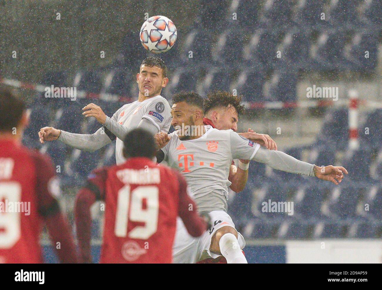 Salzburg, Österreich, 3. November 2020.Lucas HERNANDEZ (FCB 21) Corentin TOLISSO, FCB 24 Wettkampf um den Ball, Tackling, Duell, Header, zweikampf, Action, Kampf gegen Mergim BERISHA, FC Salzburg Nr. 8 im Spiel FC SALZBURG - FC BAYERN MÜNCHEN des Fußballs UEFA Champions League Gruppenphase in der Saison 2020/2021 in Salzburg, Österreich, 3. November 2020. © Peter Schatz / Alamy Live News wichtig: Nationale und internationale Nachrichtenagenturen OUT nur redaktionelle Verwendung Kredit: Peter Schatz/Alamy Live News Stockfoto