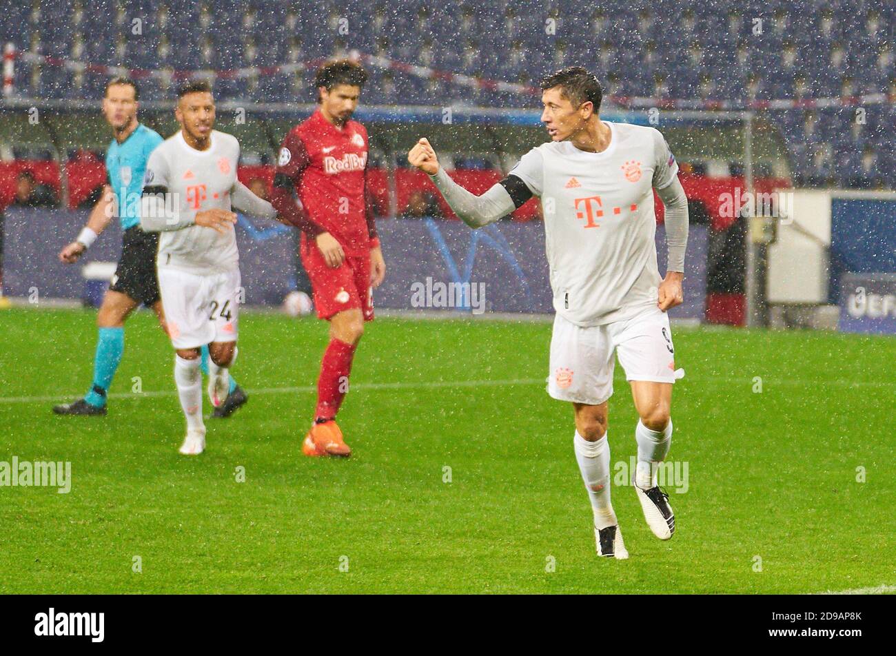 Salzburg, Österreich, 3. November 2020.Robert LEWANDOWSKI, FCB 9 Punkte, schießt Tor, Treffer, 1:1, feiert sein Tor, glücklich, lachen, feiern, 11m im Spiel FC SALZBURG - FC BAYERN MÜNCHEN Fußball UEFA Champions League Gruppenphase in der Saison 2020/2021 in Salzburg, Österreich, 3. November 2020. © Peter Schatz / Alamy Live News wichtig: Nationale und internationale Nachrichtenagenturen OUT nur redaktionelle Verwendung Kredit: Peter Schatz/Alamy Live News Stockfoto