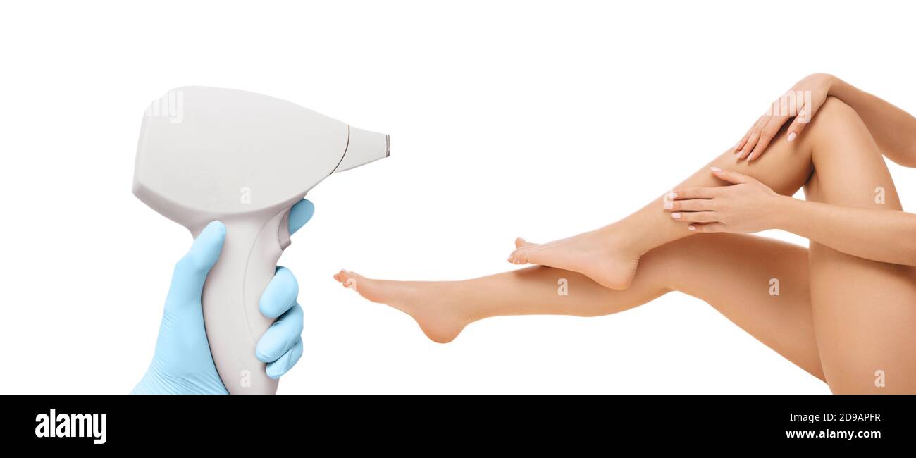 Kosmetologe verwendet einen medizinischen Laser für die Haarentfernung an den Beinen. Konzept der Laserepilation und Kosmetologie. Isoliert auf weißem Hintergrund Stockfoto