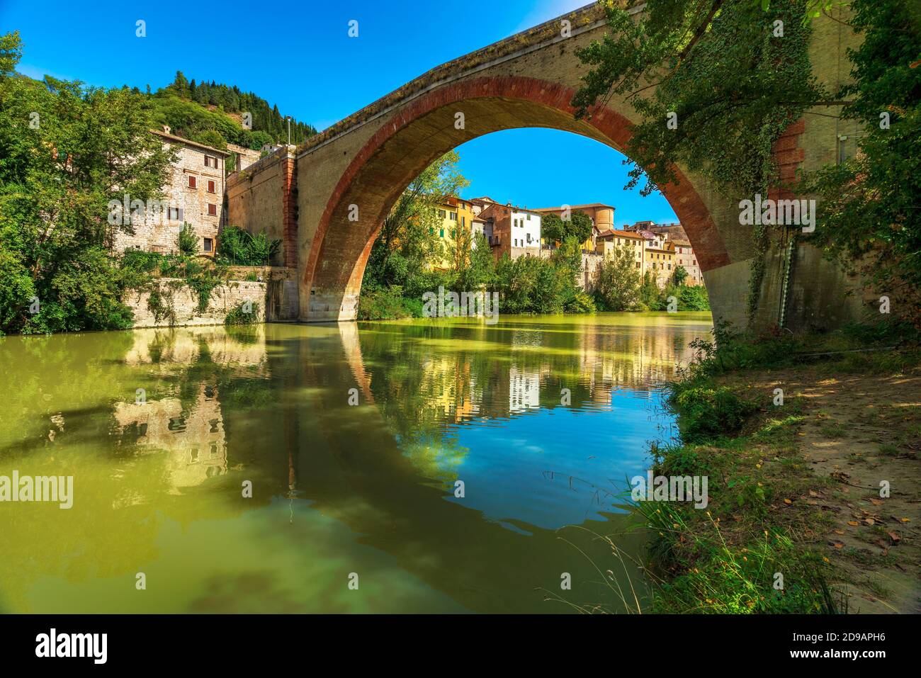 Ponte della Concordia oder Diocleziano, alte römische Brücke über den Fluss Metauro. Fossombrone, Provinz Pesaro und Urbino, Marken, Italien, Europa. Stockfoto