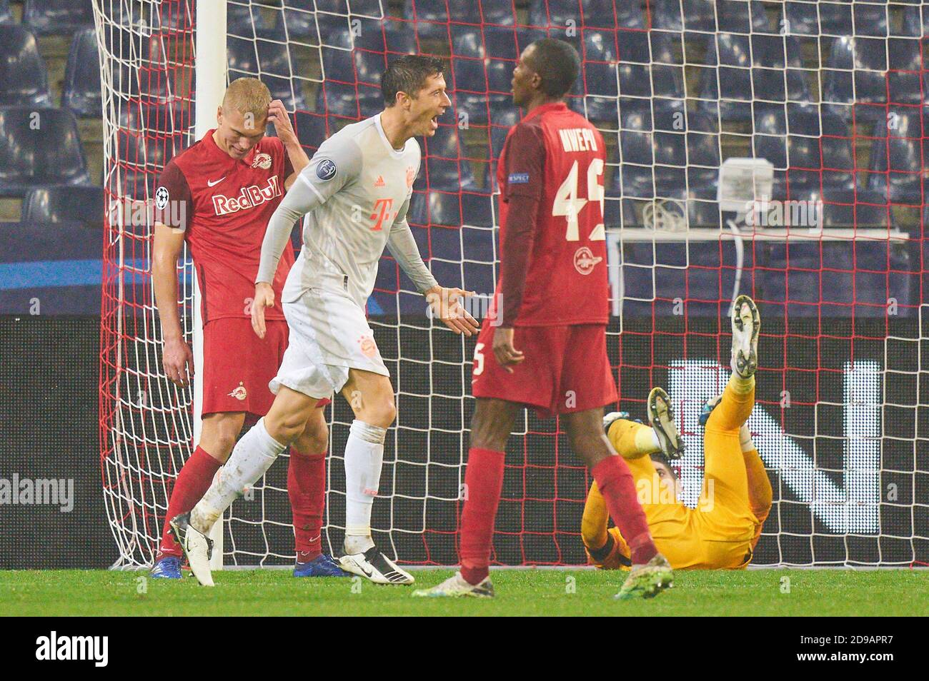 Salzburg, Österreich, 3. November 2020.Robert LEWANDOWSKI, FCB 9 Punkte, schießt Tor, Treffer, 2-5, feiert sein Tor, glücklich, lachen, Feier, im Spiel FC SALZBURG - FC BAYERN MÜNCHEN Fußball UEFA Champions League Gruppenphase in der Saison 2020/2021 in Salzburg, Österreich, 3. November 2020. © Peter Schatz / Alamy Live News wichtig: Nationale und internationale Nachrichtenagenturen OUT nur redaktionelle Verwendung Kredit: Peter Schatz/Alamy Live News Stockfoto