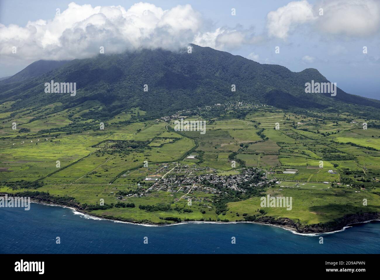 Karibik, St. Kitts und Nevis: Luftaufnahme der Vulkaninsel St. Christopher. Stockfoto