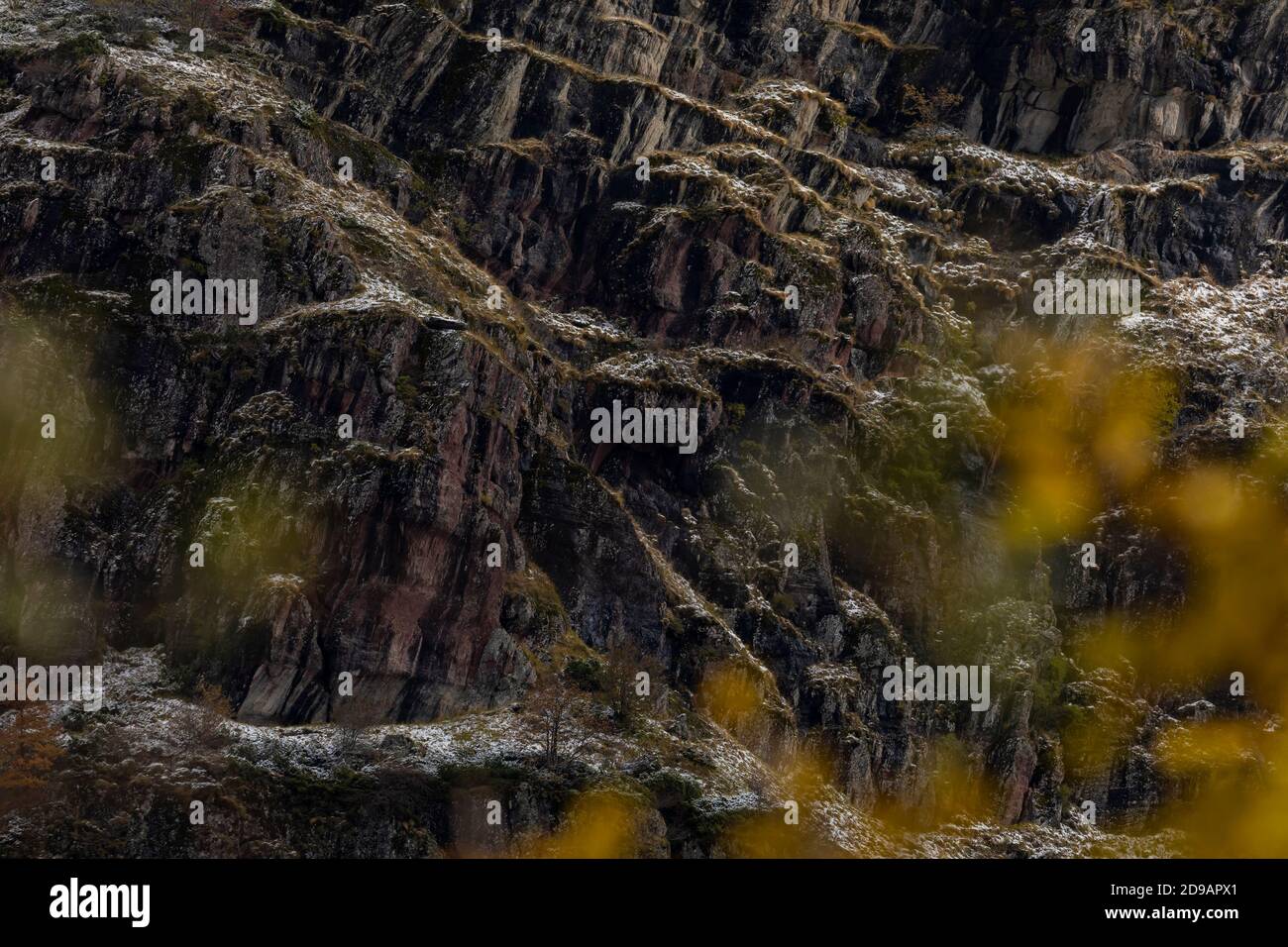 Steile Wände aus dunklem Felsen, leicht mit Schnee bedeckt. Aragonische Pyrenäen. Hecho und Anso, Huesca, Spanien. Stockfoto