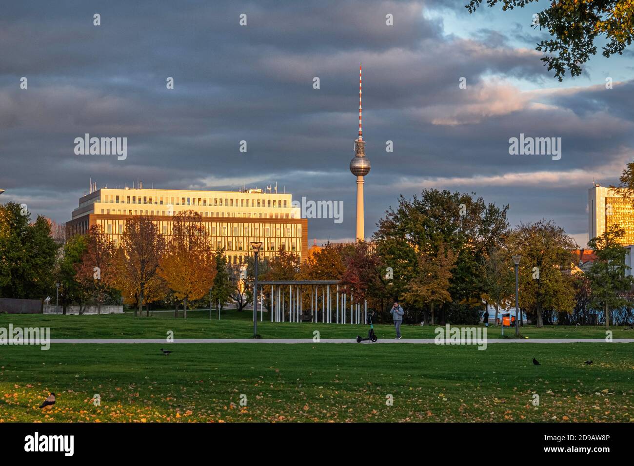 Mitte-Berlin. Blick vom Spreebogenpark auf das Gebäude der Bundespressekonferenz, den Fernsehturm und den Tempel der Stille Stockfoto