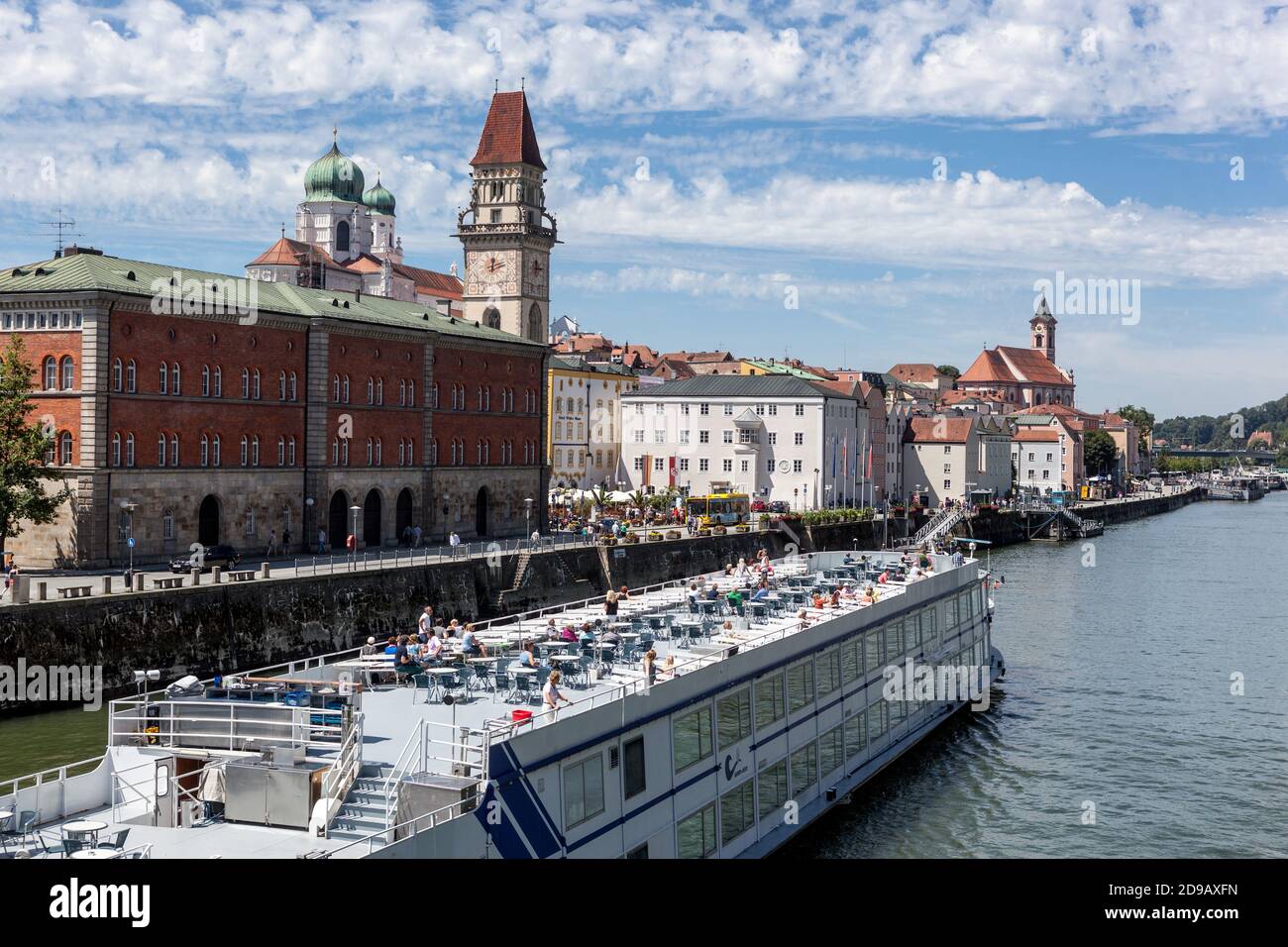Donau Passau Flusskreuzfahrt mit Touristen an Bord Ankunft am Pier Stockfoto