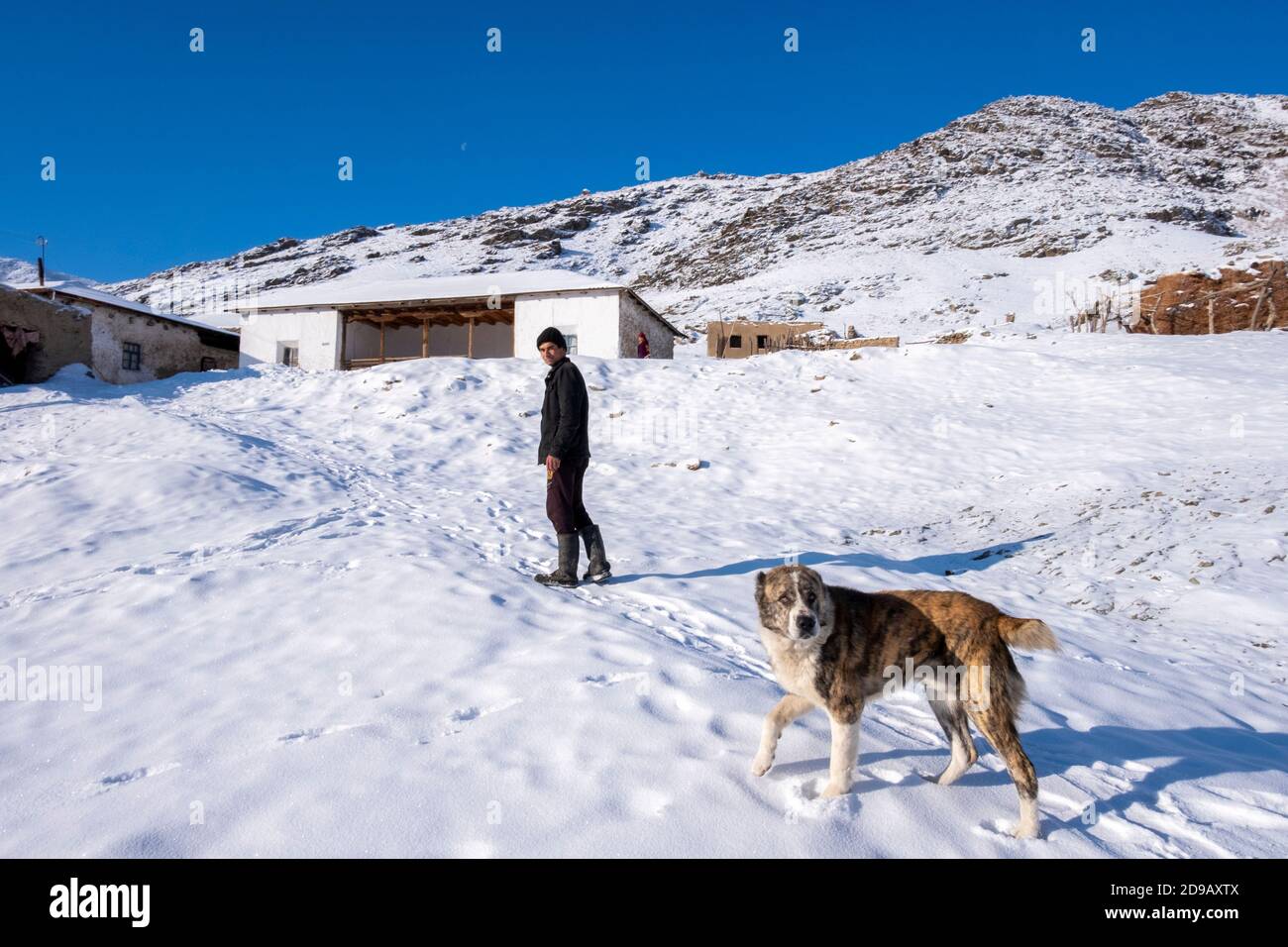 Ein Dorfbewohner mit seinem Hund in Nurata, Usbekistan Stockfoto