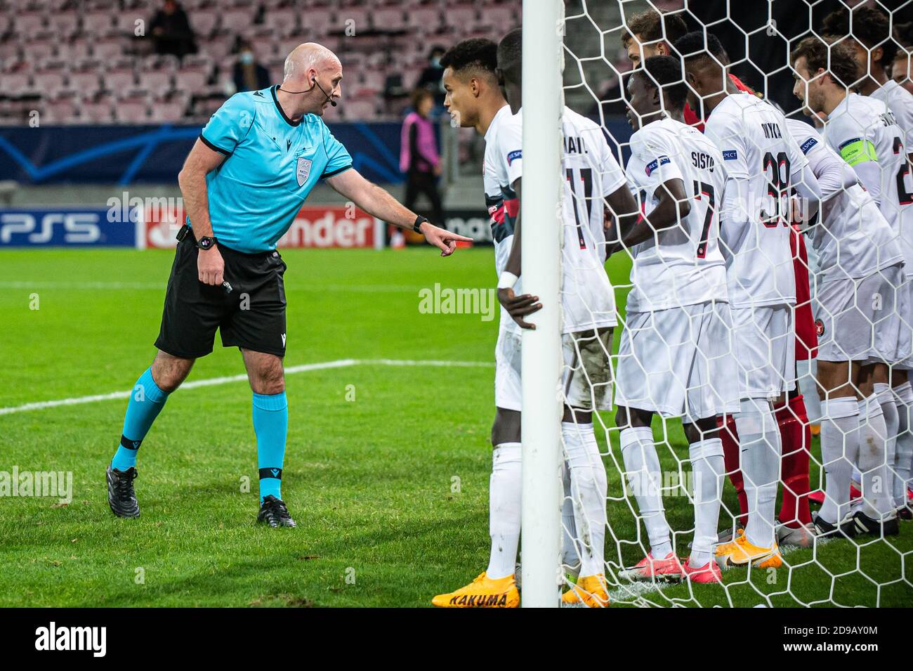 Herning, Dänemark. November 2020. Schiedsrichter Robert Madden gesehen während der UEFA Champions League Qualifikationsspiel zwischen FC Midtjylland und Ajax Amsterdam in Gruppe D in der MCH Arena in Herning. (Foto Kredit: Gonzales Foto/Alamy Live News Stockfoto