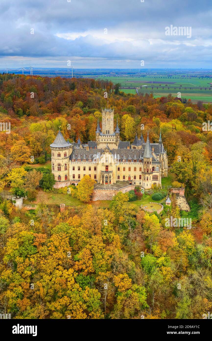 Luftaufnahme von Schloss Marienburg auf dem Marienberg im Herbst. Nordstemmen, 31. Oktober 2020 Stockfoto