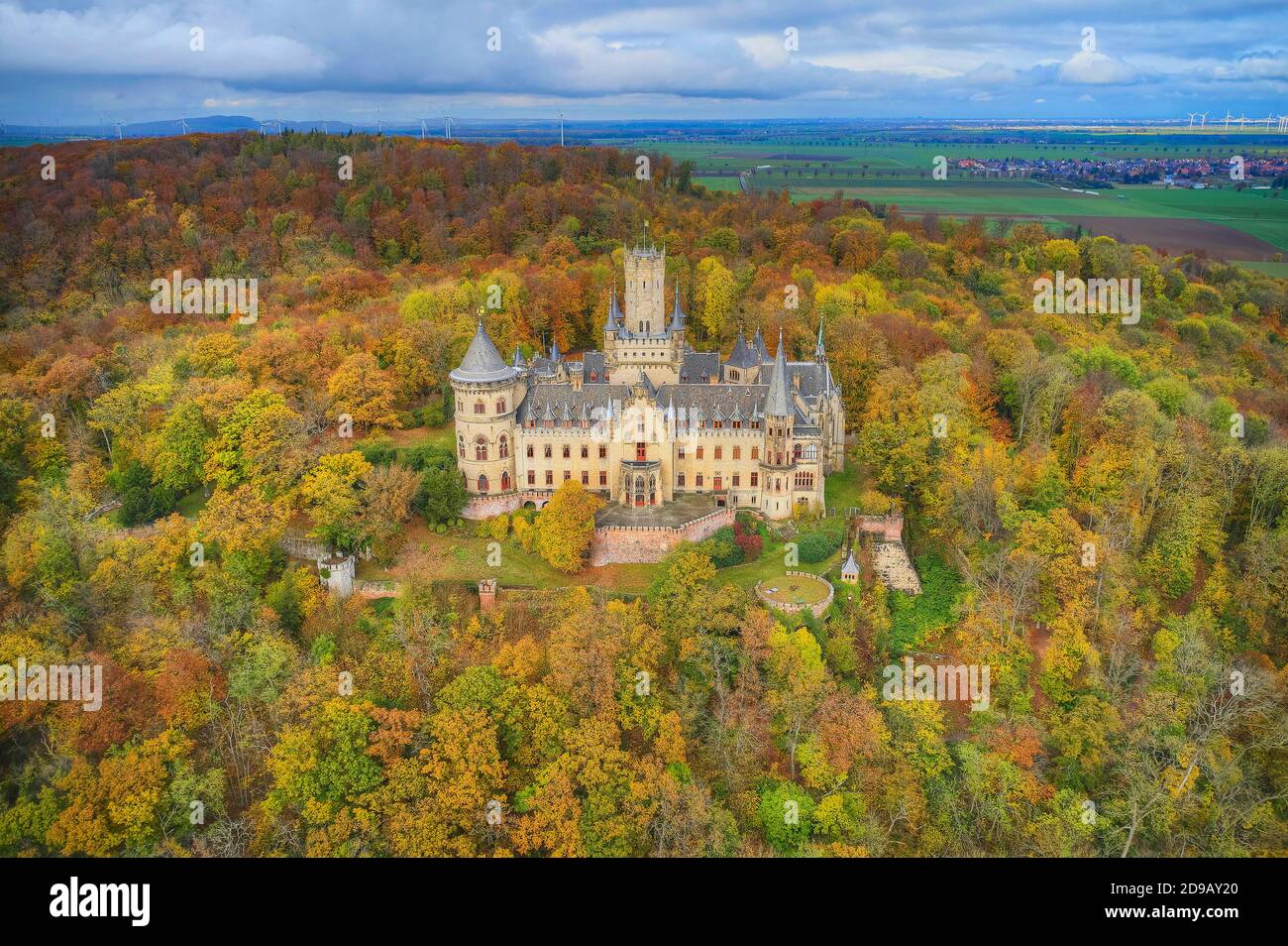 Luftaufnahme von Schloss Marienburg auf dem Marienberg im Herbst. Nordstemmen, 31. Oktober 2020 Stockfoto