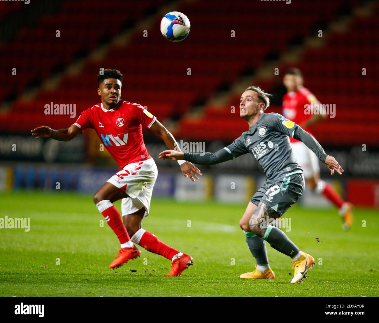 WOOLWICH, Großbritannien, NOVEMBER 03: Ian Maatsen von L-R Charlton Athletic und Barrie McKay von Fleetwood Town während der Sky Bet League One zwischen Charlt Stockfoto