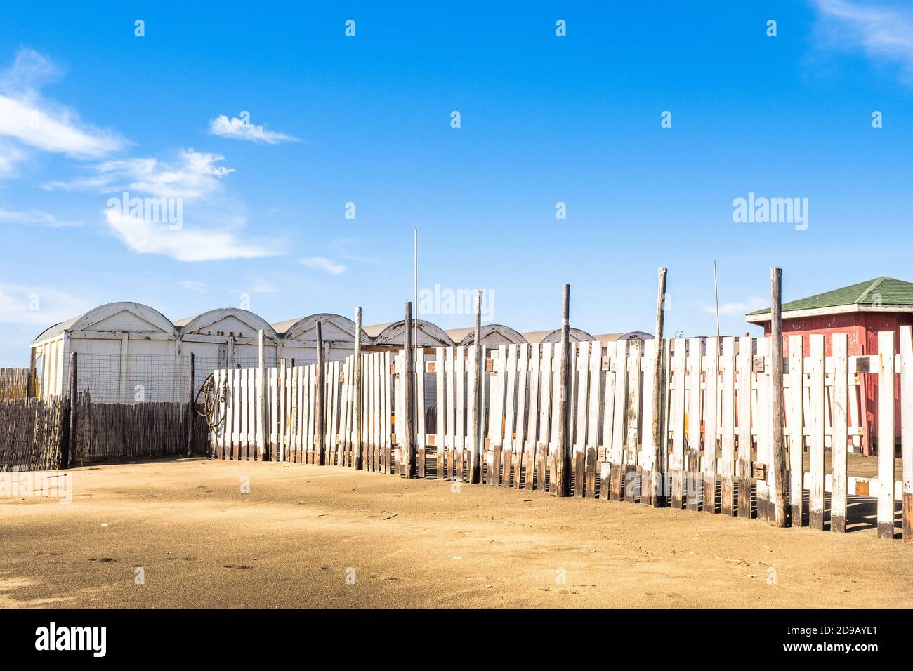 Holzzaun am Strand von Ostia Lido - Rom, Italien Stockfoto