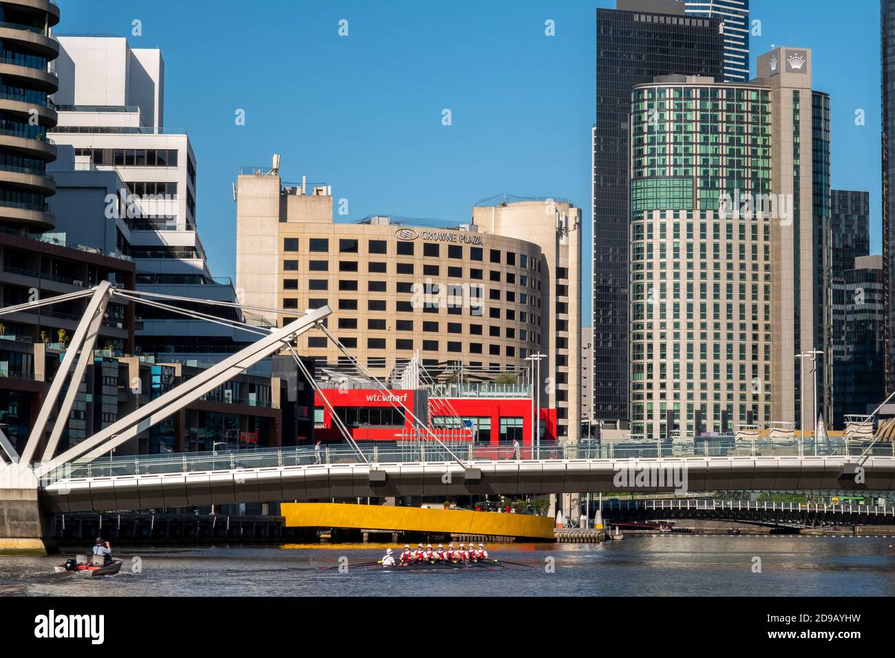 Ruderer auf dem Yarra River vor der Skyline von Melbourne. Stockfoto