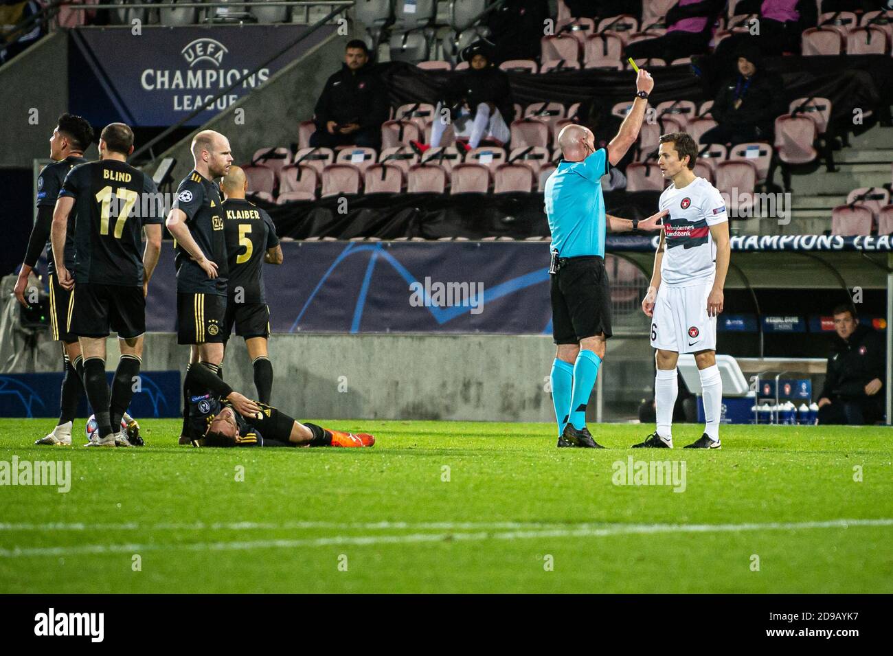 Herning, Dänemark. November 2020. Schiedsrichter Robert Madden gibt Lasse Vibe (26) des FC Midtjylland eine gelbe Karte während des UEFA Champions League-Spiels zwischen FC Midtjylland und Ajax Amsterdam in der Gruppe D in der MCH Arena in Herning. (Foto Kredit: Gonzales Foto/Alamy Live News Stockfoto