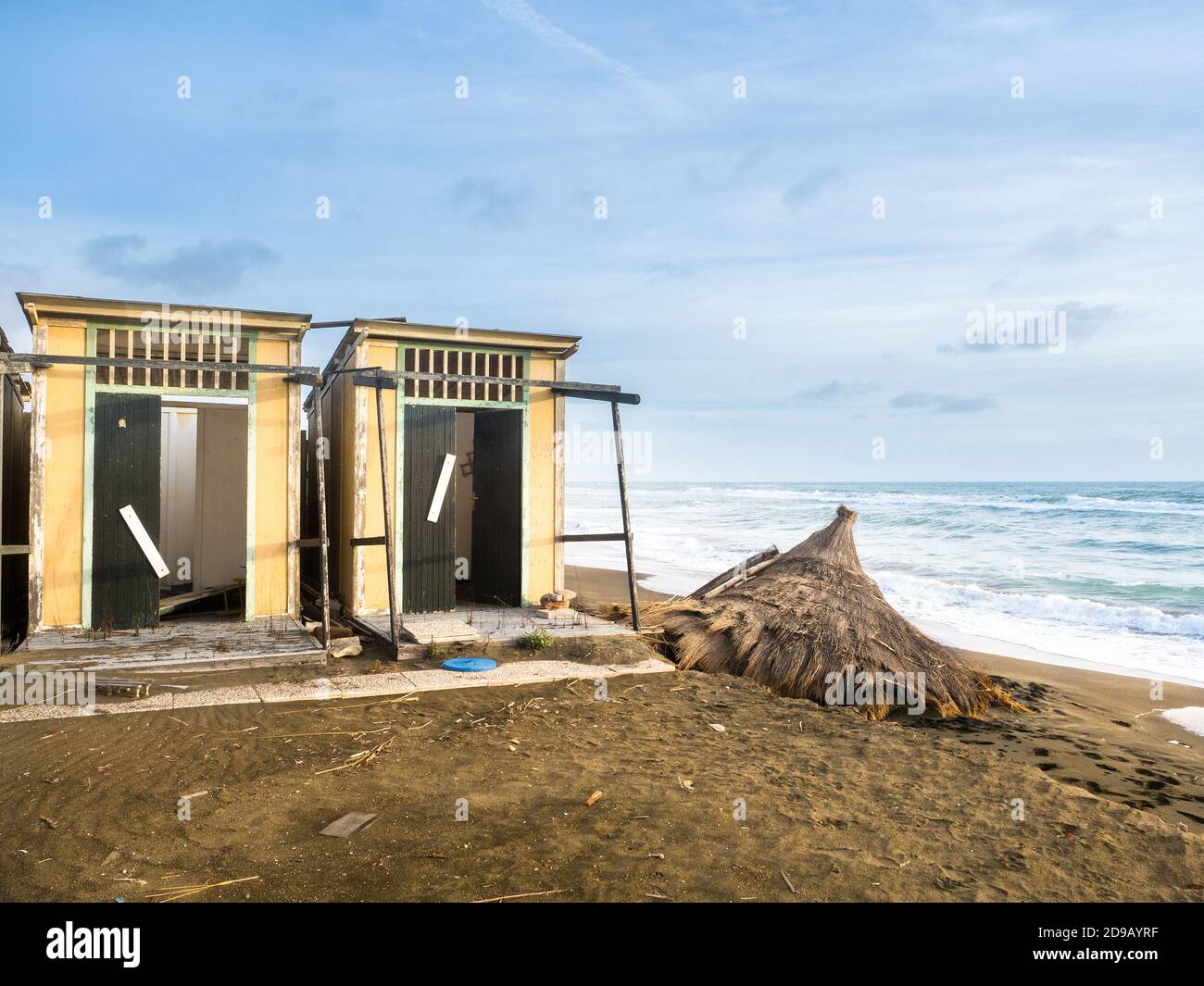 Beschädigte Strandhütte am Strand von Ostia Lido - Rom, Italien Stockfoto