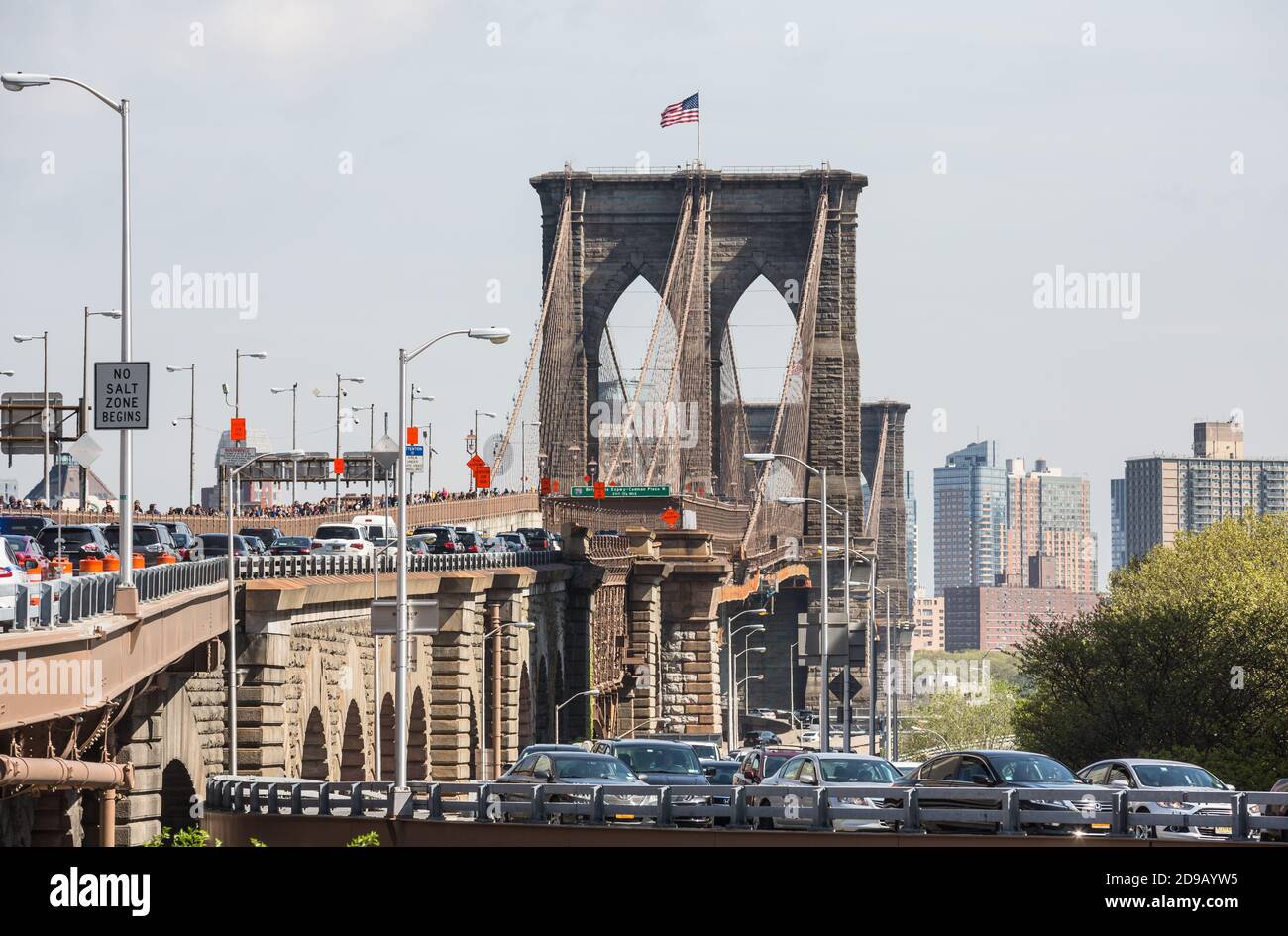 NEW YORK, USA - 27. Apr 2016: Die Brooklyn Bridge ist eine hybride Hängebrücke in New York City und eine der ältesten Brücken der beiden Stockfoto