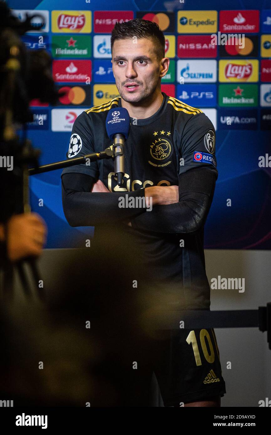 Herning, Dänemark. November 2020. Dusan Tadic von Ajax Amsterdam gesehen während eines tv-Interviews nach dem UEFA Champions League Spiel zwischen FC Midtjylland und Ajax Amsterdam in Gruppe D in der MCH Arena in Herning. (Foto Kredit: Gonzales Foto/Alamy Live News Stockfoto