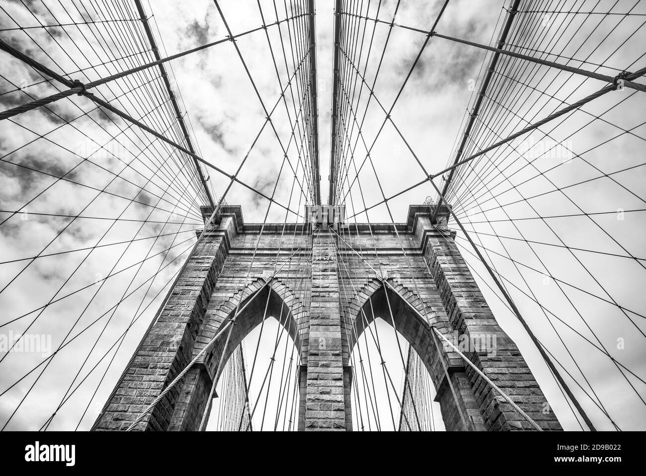 New York, USA. Schwarz-Weiß-Bild von Brooklyn Brücke gegen bewölkten Himmel Stockfoto