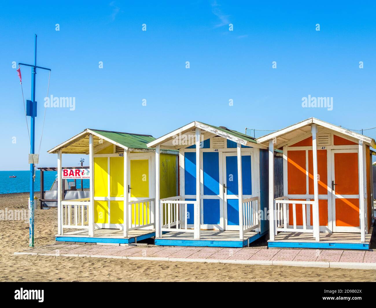Bunte Strandhütte am Strand von Ostia Lido - Rom, Italien Stockfoto