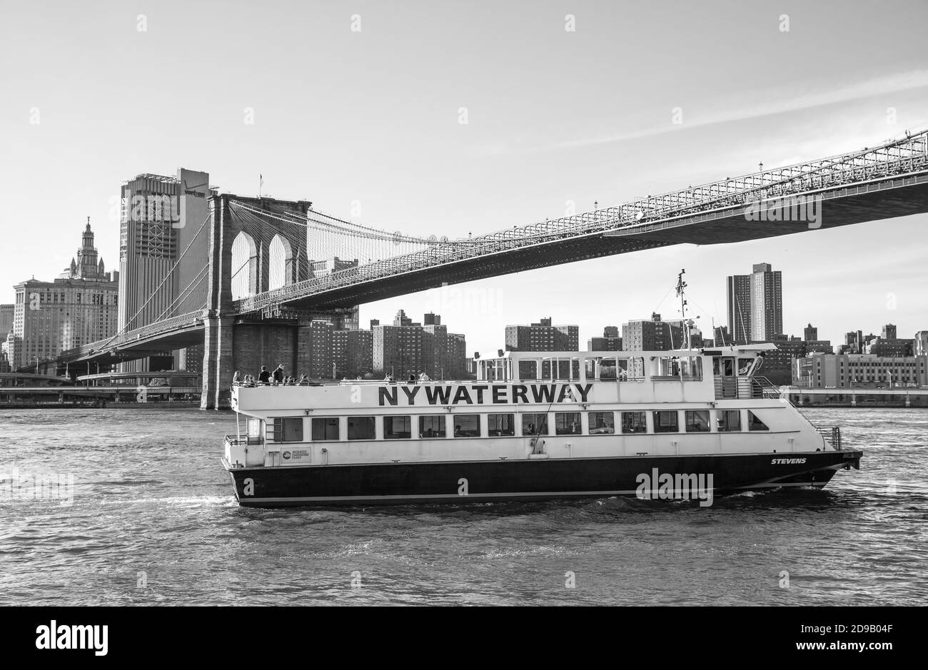 NEW YORK, USA - 01. Mai 2016: NY Waterway Boat Lower Manhattan. NY Waterway ist ein privates Transportunternehmen, das Fähren und Busse in Po betreibt Stockfoto