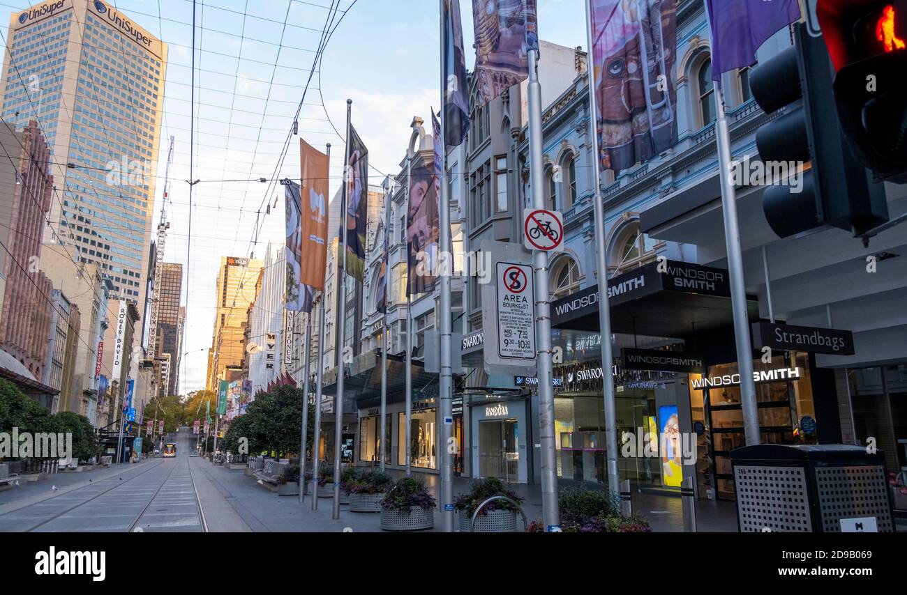 In der Bourke Street im Zentrum von Melbourne gibt es kaum Menschen Wegen der Coronavirus-Sperre in Australien Stockfoto