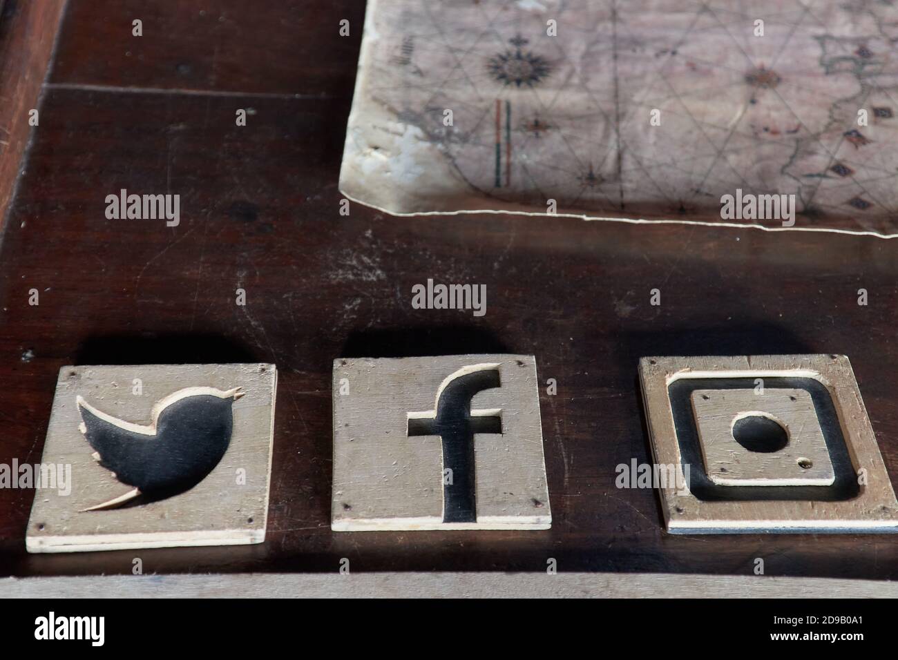 Set von beliebten Social Media hölzernen Ikonen über einem Holz Tabelle und Vintage Stillleben von alten Karten Stockfoto