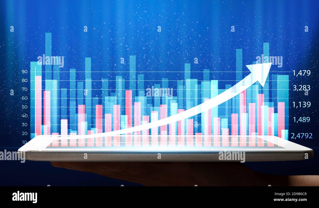 Moderne Trends in der Wirtschaft, digitale futuristische abstrakte Hologramm des Graphen des Wachstums auf Tablet-Bildschirm Stockfoto