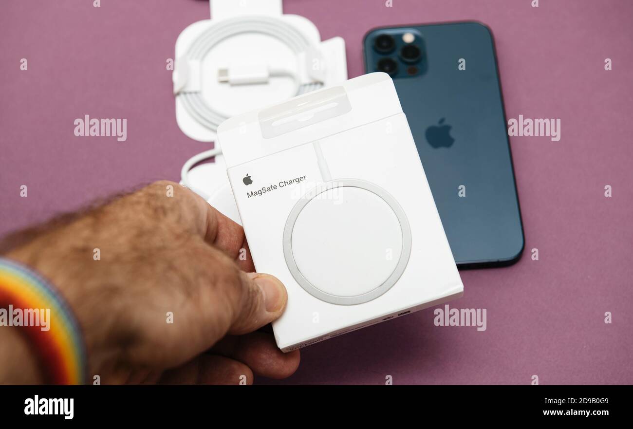 Paris, Frankreich - Nov 2, 2020: POV hält Auspacktests des neuen MagSafe von Apple Computers ab ein proprietärer magnetisch angeschlossener drahtloser Stromübertragungs- und Zubehörstandard Stockfoto