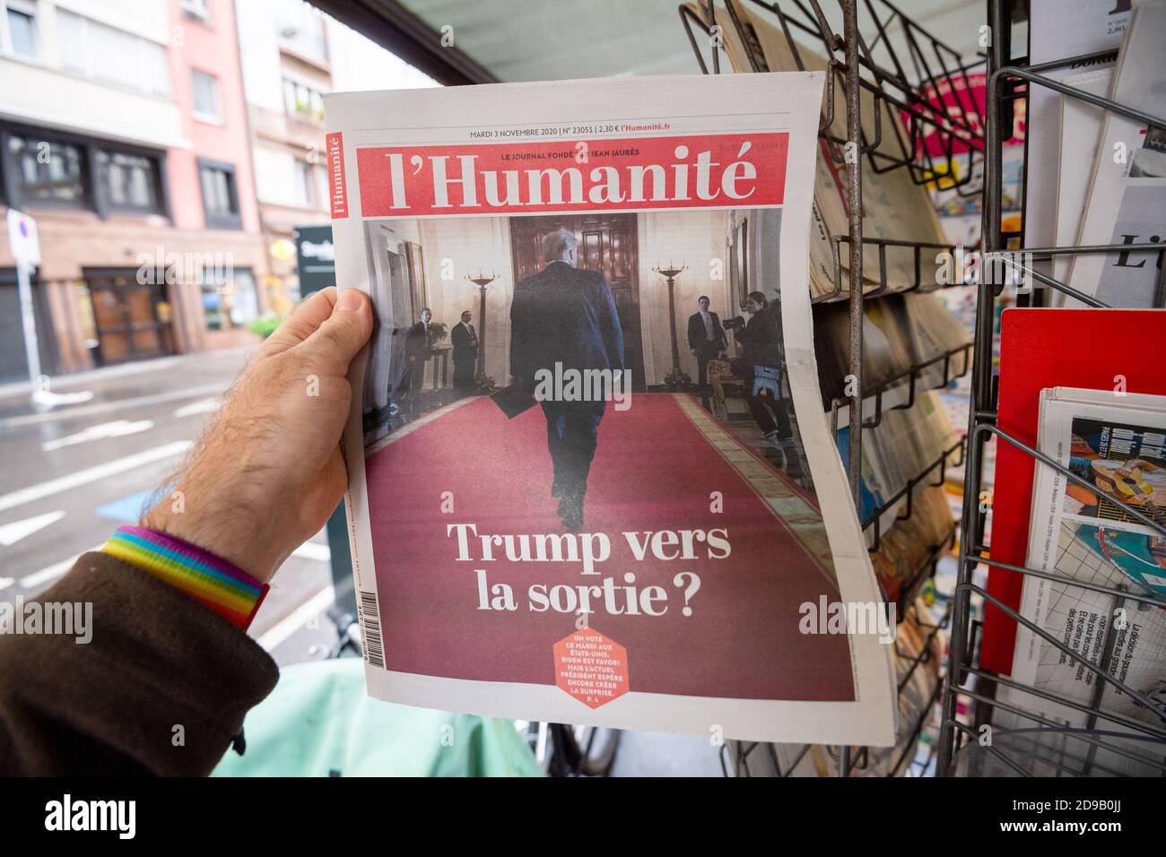 Paris, Frankreich - 3. Nov 2020: POV männliche Hand bei der Zeitung l'Humanite mit Cover, die zeigt, wie Trump während der Wahl zum US-Präsidenten zwischen Donald Trump und Joe Biden, demokratischer Kandidat, verlassen wird Stockfoto