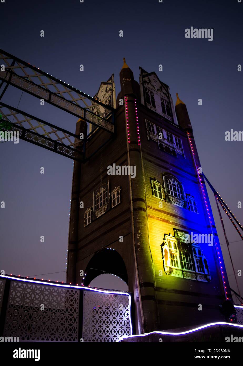Künstliche Flussbrücke in Lichter in diwali Messe bedeckt Stockfoto