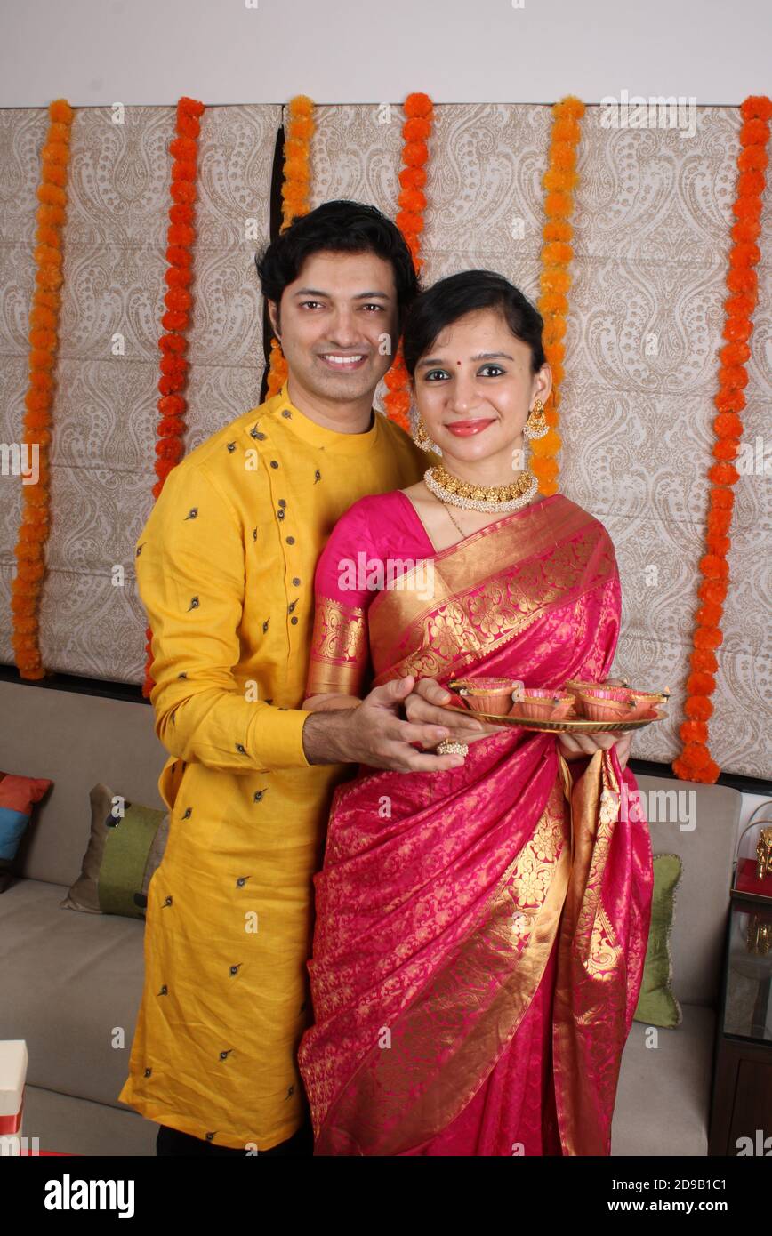 Schönes indisches Paar hält Diya thali für Diwali Feier. Stockfoto