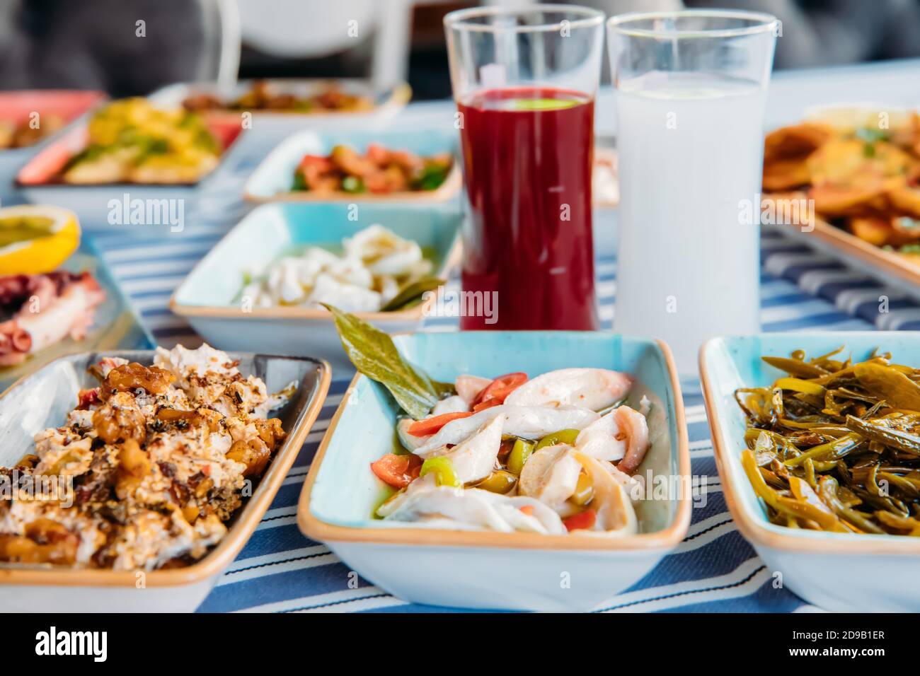 Gegrillter Fisch, Salate und Gemüse. Meeresfrüchte, gegrilltes Fleisch ...