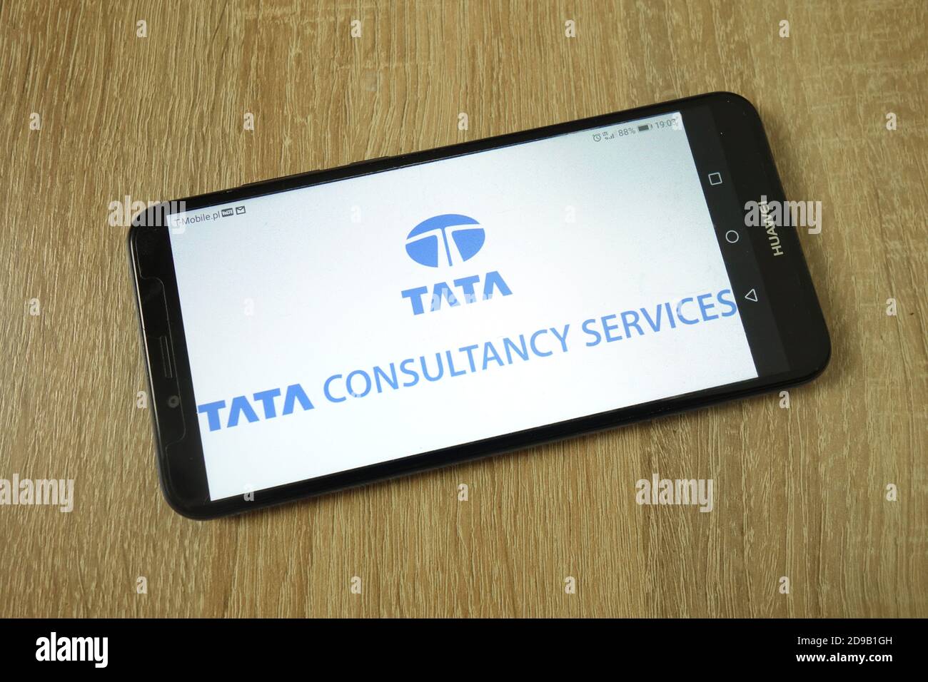 KONSKIE, POLEN - 11. Juni 2019: Das Firmenlogo von Tata Consultancy Services Limited wird auf dem Mobiltelefon angezeigt Stockfoto