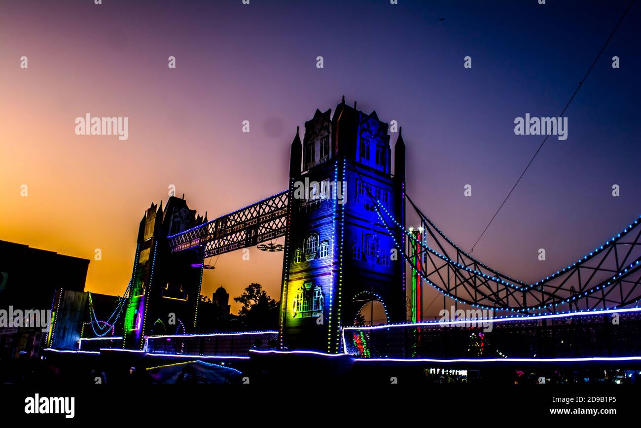 Künstliche Flussbrücke in Lichter in diwali Messe bedeckt Stockfoto