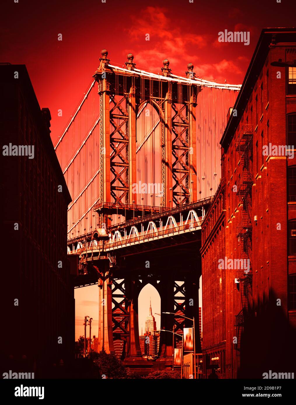 Manhattan Bridge mit dem Empire State Building und Backsteinmauern von Dumbo, Brooklyn, New York Stockfoto