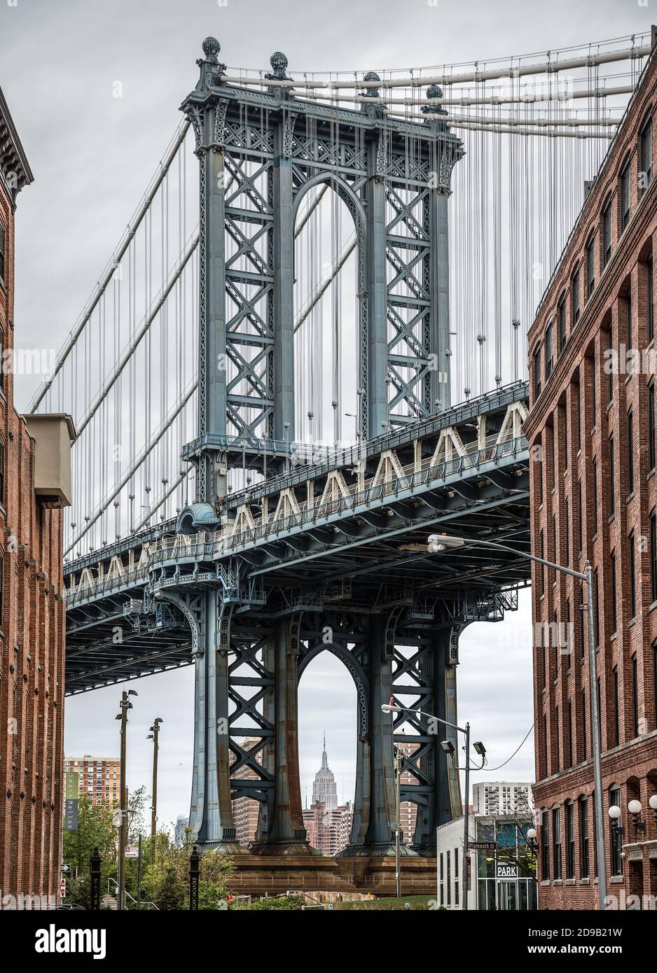 Manhattan Bridge und Empire State Building von Brooklyn aus gesehen Stockfoto