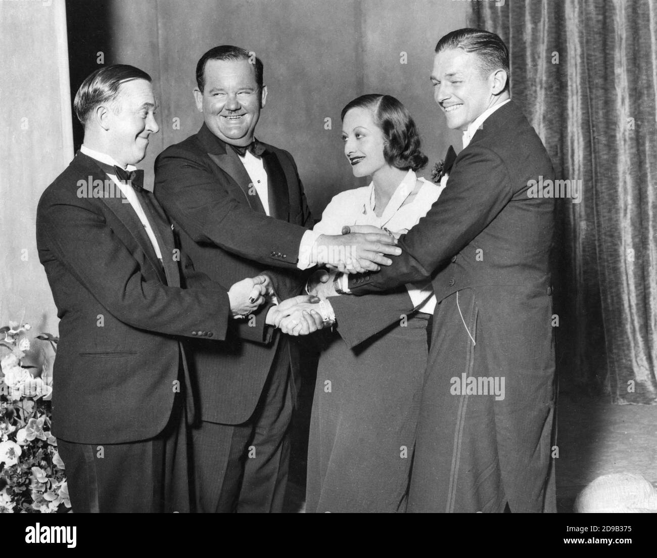 STAN LAUREL und OLIVER HARDY mit JOAN CRAWFORD und ihr 1. Ehemann DOUGLAS FAIRBANKS Jr bei einer Party in England Im Jahr 1932 Stockfoto
