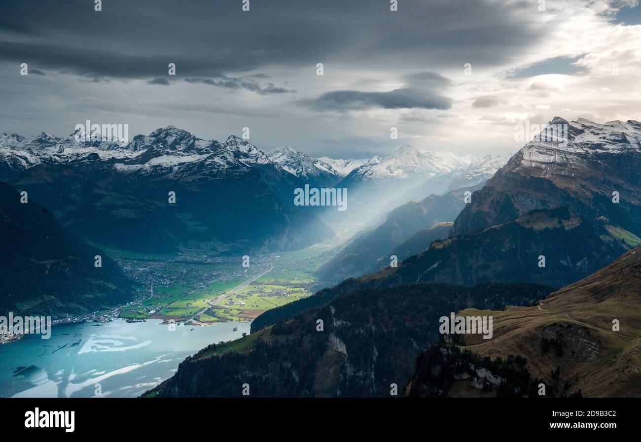 Sonnenstrahlen in Reussebene mit Altdorf, Flüelen, Schattdorf, Gross Windgällen, Bristen und Urnersee Stockfoto