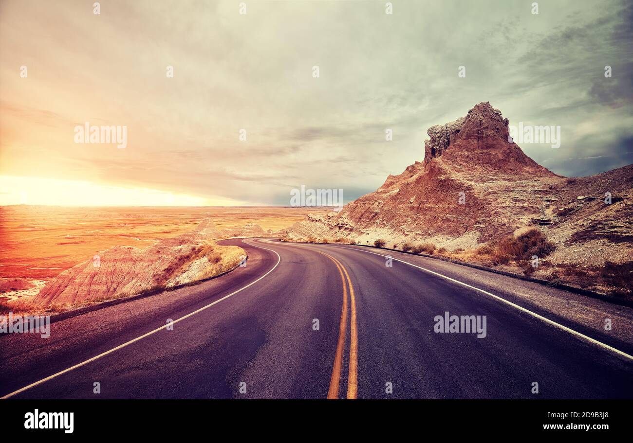 Szenische Wüstenstraße bei Sonnenuntergang, Farbtonung angewendet, Reisekonzept, USA. Stockfoto