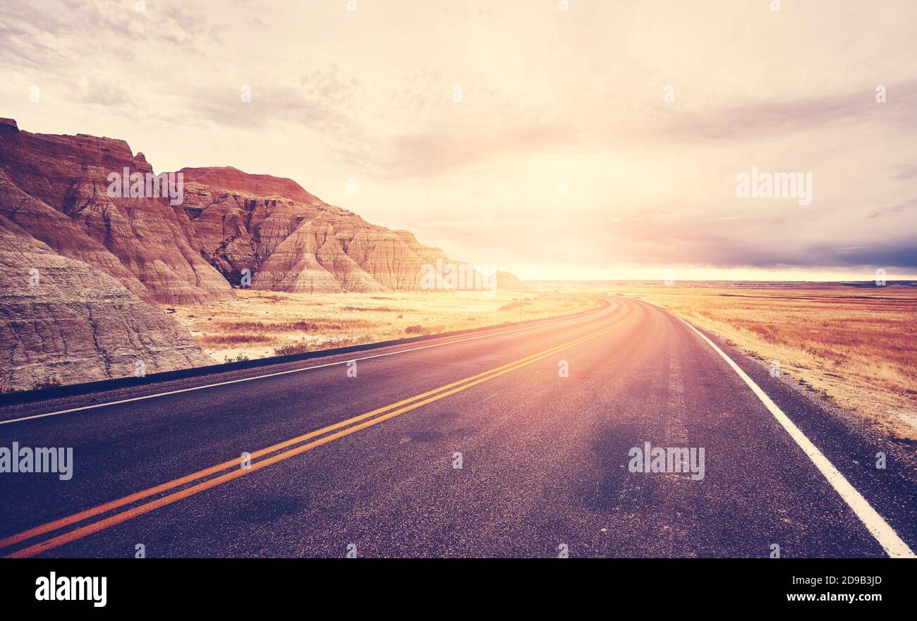 Szenische Wüstenstraße bei Sonnenuntergang, Farbtonung angewendet, Reisekonzept, USA Stockfoto