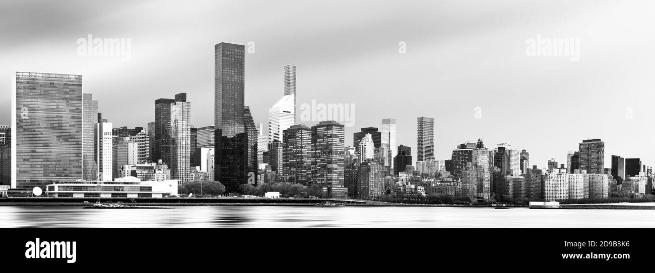 Manhattan, New York City. Schwarz-Weiß-Panoramablick auf die Skyline von Midtown über den East River an einem bewölkten Tag Stockfoto