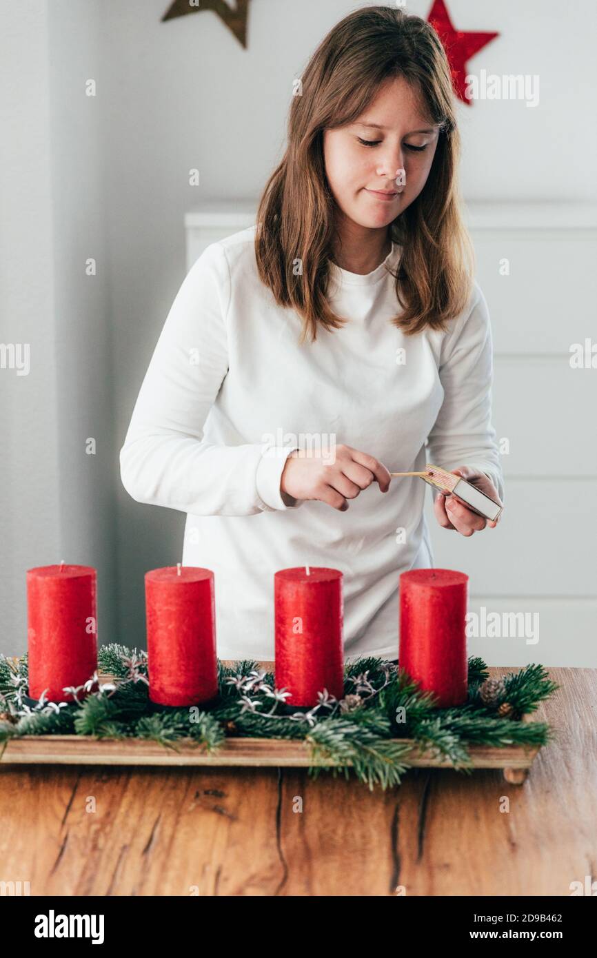 Teen Mädchen zünden die erste Kerze des Advents. Schweizer  Familientradition vor Weihnachten Stockfotografie - Alamy